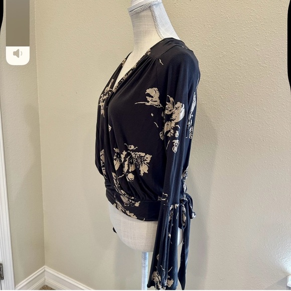 Free People Fiona Bell Sleeve Surplice Tie Waist Crop Top Gray Floral Size Small - Picture 7 of 10